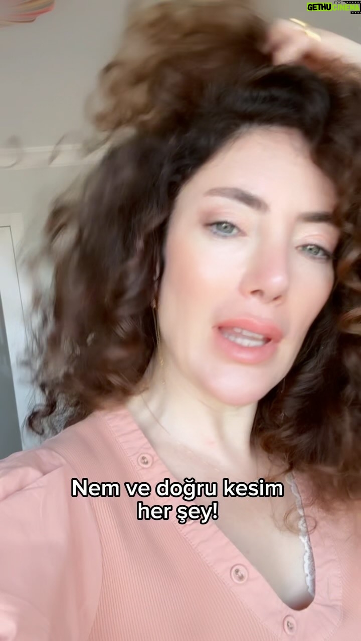 Akasya Asıltürkmen Instagram - Kıvırcık saç ihtiyaçlarını açıklıyorum! NEM DOĞRU KESİM SABIR 🪷🪷🪷 Kimyasal yüklü ürünler saçınıza geçici güzellik verirken yapısını bozar. Ne varsa doğal ve temiz içerikte var. Aşağıda açıklamasını bıraktığım ürün sadece kıvırcık değil, kuru, zayıf ve güçsüz saçlar için de etkili bir formüle sahip. 🥥🥥🥥 Mousson Laboratories Supreme Butter 11 özel yağ ve bitkisel özler ile formülize edilmiştir. Kuru, yıpranmış, zayıf, güçsüz ve dökülmeye eğilimli tüm saç tipleri için geliştirilmiştir. 🥑🥑🥑 İçeriğindeki 11 özel yağ, ekstrakt ve proteinler sayesinde saçınız kökten uca doğru beslenirken gerekli neme, yumuşaklığa ve parlaklığa en doğal şekilde kavuşur. 🌱🌱🌱 Keratin, Niacinamide Vitamin ve Ceramid sayesinde saç ve saç derisini besler. UVA ve UVB filtreler sayesinde saçınızı güneşin zararlı ışınlarından korur. 🍀🍀🍀 Saçtaki elektriklenmeyi önler, kırıkları onarır, yumuşatır ve nemlendirir. 🌾🌾🌾 İçeriğinde yer alan zengin vitaminleri sayesinde Argan yağı ile formülize edilen supreme butter saçınızın derisini besleyerek kepek oluşumunu engeller ve hızlı uzamasını destekler. C vitamini, B vitamini, E vitamini ile Çinko ve Bakır gibi mineraller açısından zengin olan Jojoba yağı sayesinde saçınızın ihtiyacı olan tüm besinleri sağlayarak, güçlenmesini destekler. Mousson Laboratories Supreme Butter’da yer alan Hydrolızed keratın sayesinde saçın tüm katmanlarının onarılmasını sağlar. İçeriğinde yer alan Caffeinin dökülme hormonu olarakta anılan DHT yi bastırarak dökülme karşıtı olarak görev yapar. 🌼🌼🌼 Supreme Butter saçınızın günlük ihtiyacı olan tüm bakımları gerçekleştirir. #saçbakım #kıvırcıksaç #kivirciksac #bakım #akasyatips @dermobeyond @moussonlabtr #işbirliği #tanıtım #tavsiye
