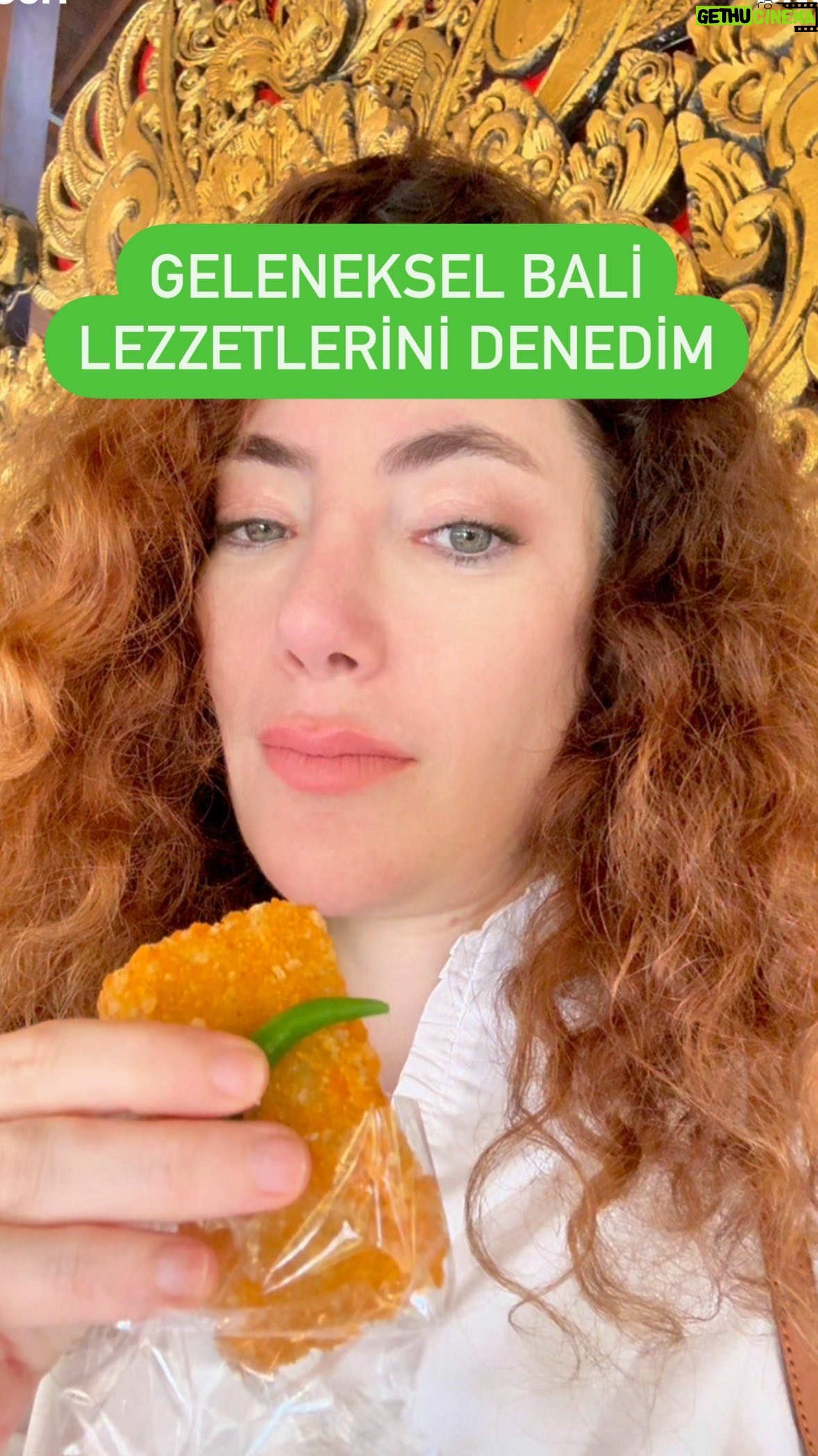 Akasya Asıltürkmen - 1.6K Likes - Bir arkadaşım; Akasya insan önce bir ucundan tadına bakar, hiç hesapsız halin de tam sen işte diye yazmış. Kahkahayı bastım, hoşuma da gitti. Ama aslında ben onu çoktan tartmıştım, mahiyetini anlamıştım. Yine de eski bir alışkanlığım önce ateş edip sonra nişan almak. Artık öyle değilim, orası kesin. Birazını tutuyorum hayatıma heyecan katsın diye.
Herkes kendisinde eksik olana doğru evriliyor zaman içinde. Aşırı plan yapan biraz spontaneliği, gelişine yaşayan da programlı olmayı öğreniyor. Başladığımız sıfır noktası bir başkasının varış noktası düşünsenize! Öyleyse kimse ne eksik ne fazla. Her şey olacağına varıyor sonunda.
Not: Hepsi güzeldi ama bir daha arar mıyım tadını, hayır. 🥹💜💜💜
#ubud #bali #balinese #balinesewedding