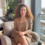 Akasya Asıltürkmen Instagram - Parayla ilişkimizi çoğu kez ona nasıl davrandığımız belirliyor. Bir haftadır @meltemreyhan1 ’ın @muptela.yayinlari ’ndan çıkan #paranesöylerbizneanlarız kitabını karıştırıyorum. Çok güzel kapsül bilgiler var içinde. Bazılarını içselleştirmek zaman alabilir ama en azından cüzdan seçimi ve kullanımını düzenleyerek çok daha sağlıklı bir ilişki kurmaya başlayabiliriz para ile. Not: Cüzdandaki kimlik fotoğrafını içe çevirmemizin sebebi; her cüzdanı açtığımızda kimliğimizdeki fotoğrafımızı görmenin varlığımızı sadece maddiyatla ilişkilendirmemize sebep olmaması için. #kişiselgelişim #para #cüzdan #farkındalık #520 #akasyatips #reels #keşfetteyiz #içeriküretimi