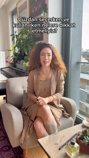Akasya Asıltürkmen Instagram - Parayla ilişkimizi çoğu kez ona nasıl davrandığımız belirliyor. Bir haftadır @meltemreyhan1 ’ın  @muptela.yayinlari ’ndan çıkan #paranesöylerbizneanlarız kitabını karıştırıyorum. 

 
  Çok güzel kapsül bilgiler var içinde. Bazılarını içselleştirmek zaman alabilir ama en azından cüzdan seçimi ve kullanımını düzenleyerek çok daha sağlıklı bir ilişki kurmaya başlayabiliriz para ile. 
  Not: Cüzdandaki kimlik fotoğrafını içe çevirmemizin sebebi; her cüzdanı açtığımızda kimliğimizdeki fotoğrafımızı görmenin varlığımızı sadece maddiyatla ilişkilendirmemize sebep olmaması için. 
 

  #kişiselgelişim #para #cüzdan #farkındalık #520 #akasyatips #reels #keşfetteyiz #içeriküretimi