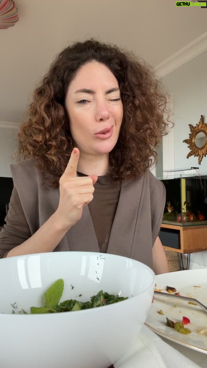 Akasya Asıltürkmen Instagram - Yeme alışkanlıkları, 1 Mayıs, ev arama işleri, bakım takım, estetik operasyona girmeden imzalatılan belgeler, mahallemiz esmer ve şu an aklıma gelmeyen birçok şey konuştuk. 🦹🏻♀️🌺🦈🥹😂😂😂