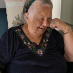 Akasya Asıltürkmen Instagram - Anneler günü ise bugün en kutlanacak insan sensin bir dünya Nevin! Bu hafta 96 yaşını da devirdin🩶 Nevin’im, bilirim ki şu hayatı bir de evlatlarını, onların evlatlarını (erkek olanlar biraz torpilli) seversin. Geçtiğimiz aylarda ödümüz koptu düştüğünde ama onun da üstesinden nevinlerrrr gibi geldin. İçimden ve dışımdan Allahım dedim; lütfen bu şekilde gitmesin! Senin için hayalimi kaderimiz belledim. 115 yaşında, torunlarının torunlarıyla, hep bir arada, vedalaşarak. O güne kadar çok yaşa Nevin! Anneler günün kutlu olsun. Yani şu laf baya yerini buluyor bu durumda; OLMASAYDIN OLMAZDIK! Not: Son videoda sesli dilekleri var.