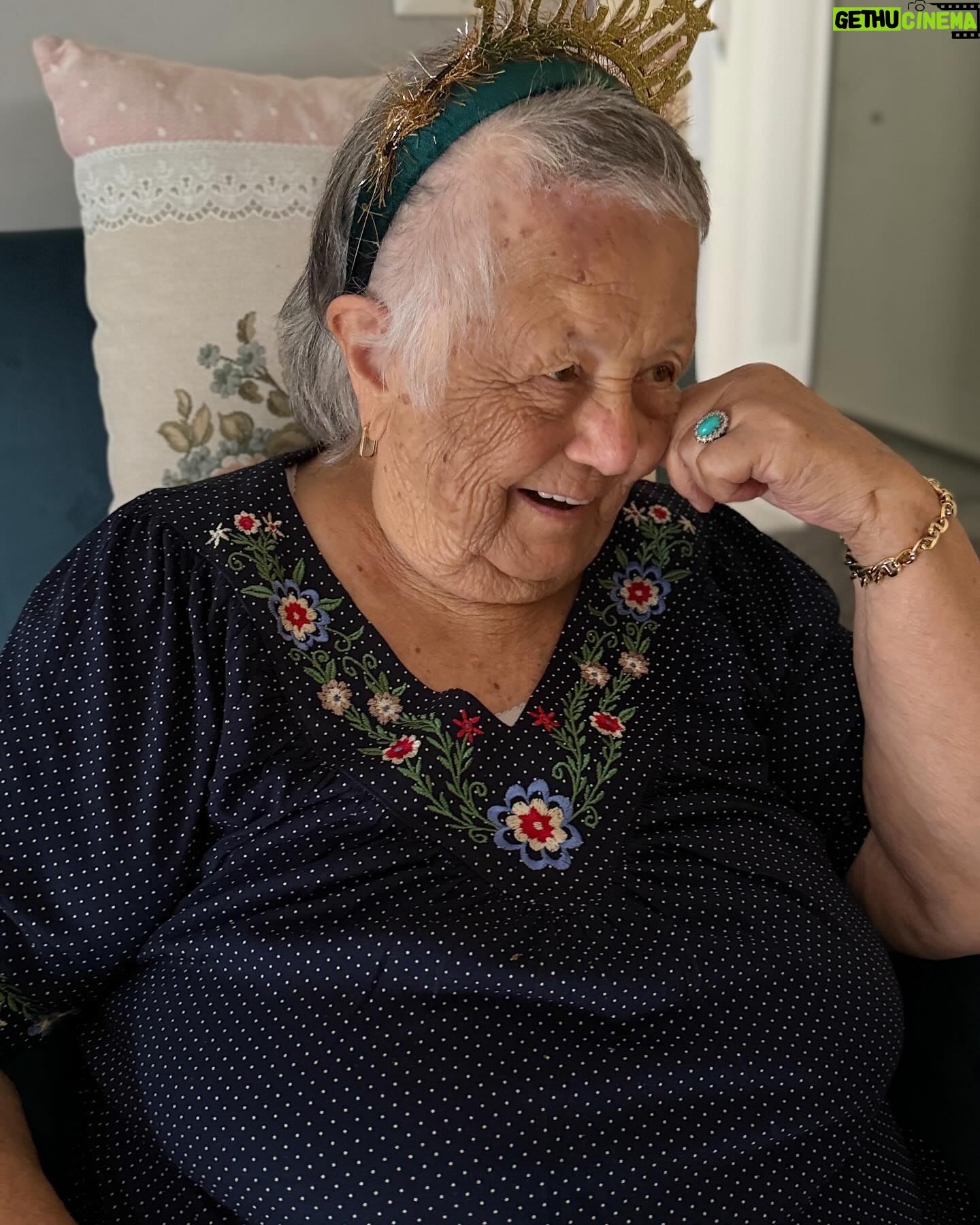Akasya Asıltürkmen - 3.6K Likes - Anneler günü ise bugün en kutlanacak insan sensin bir dünya Nevin! Bu hafta 96 yaşını da devirdin🩶 Nevin’im, bilirim ki şu hayatı bir de evlatlarını, onların evlatlarını (erkek olanlar biraz torpilli) seversin. Geçtiğimiz aylarda ödümüz koptu düştüğünde ama onun da üstesinden nevinlerrrr gibi geldin. İçimden ve dışımdan Allahım dedim; lütfen bu şekilde gitmesin! Senin için hayalimi kaderimiz belledim. 115 yaşında, torunlarının torunlarıyla, hep bir arada, vedalaşarak. O güne kadar çok yaşa Nevin! Anneler günün kutlu olsun. Yani şu laf baya yerini buluyor bu durumda; OLMASAYDIN OLMAZDIK! Not: Son videoda sesli dilekleri var.