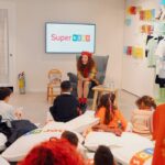 Akasya Asıltürkmen Instagram - SuperKids Bağdat Caddesi’nde @akasyasilturkmen moderatörlüğünde harika bir etkinlik gerçekleştirdik! Kitap okuma etkinliğimizde çocuklarla birlikte keyifli vakit geçirdik! 📚👧🏻👦🏼 Kitaplar ve oyunlarla renkli dünyalara yolculuğa çıktık! Siz de çocuklarınızla birlikte SuperKids’in düzenlediği etkinliklerde yer almak isterseniz bizi takipte kalın!✨