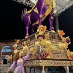 Akasya Asıltürkmen Instagram - Ne güzel ablamızsın sen Bali! Bu sabah geleneksel Bali düğününe katıldım. Tamamen tesadüfen, varsa tabii öyle bir şey. Sonra perilerin çağrısına uydum. Karşılıklı hediyeleştik. Muazzam bir alan açıldı, hayret vadisinden el ele geçtik. O kadar biricik ve miniciğiz ki içimizdeki koca kainatın bizi şaşırtmasına şaşmamalı. Çabasız bi sevdik birbirimizi, her şey çözülüverdi. Sonsuzluktaki ruh ailem, hoş geldiniz! 🎥 Video Credit: @yoldanhikayeler @melisaksoy @eceakatlar @niiyall @orpheusaeon