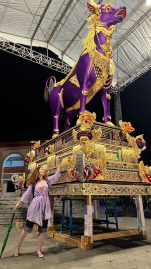 Akasya Asıltürkmen Instagram - Ne güzel ablamızsın sen Bali! Bu sabah geleneksel Bali düğününe katıldım. Tamamen tesadüfen, varsa tabii öyle bir şey. Sonra perilerin çağrısına uydum. Karşılıklı hediyeleştik. Muazzam bir alan açıldı, hayret vadisinden el ele geçtik. O kadar biricik ve miniciğiz ki içimizdeki koca kainatın bizi şaşırtmasına şaşmamalı. Çabasız bi sevdik birbirimizi, her şey çözülüverdi. 
  Sonsuzluktaki ruh ailem, hoş geldiniz! 

🎥 Video Credit: @yoldanhikayeler

@melisaksoy @eceakatlar @niiyall @orpheusaeon