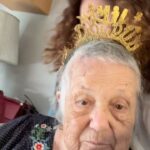 Akasya Asıltürkmen Instagram - Anneler günü ise bugün en kutlanacak insan sensin bir dünya Nevin! Bu hafta 96 yaşını da devirdin🩶 Nevin’im, bilirim ki şu hayatı bir de evlatlarını, onların evlatlarını (erkek olanlar biraz torpilli) seversin. Geçtiğimiz aylarda ödümüz koptu düştüğünde ama onun da üstesinden nevinlerrrr gibi geldin. İçimden ve dışımdan Allahım dedim; lütfen bu şekilde gitmesin! Senin için hayalimi kaderimiz belledim. 115 yaşında, torunlarının torunlarıyla, hep bir arada, vedalaşarak. O güne kadar çok yaşa Nevin! Anneler günün kutlu olsun. Yani şu laf baya yerini buluyor bu durumda; OLMASAYDIN OLMAZDIK! Not: Son videoda sesli dilekleri var.