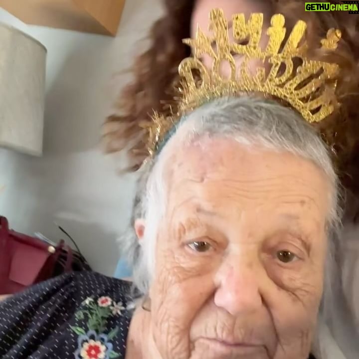 Akasya Asıltürkmen - 3.6K Likes - Anneler günü ise bugün en kutlanacak insan sensin bir dünya Nevin! Bu hafta 96 yaşını da devirdin🩶 Nevin’im, bilirim ki şu hayatı bir de evlatlarını, onların evlatlarını (erkek olanlar biraz torpilli) seversin. Geçtiğimiz aylarda ödümüz koptu düştüğünde ama onun da üstesinden nevinlerrrr gibi geldin. İçimden ve dışımdan Allahım dedim; lütfen bu şekilde gitmesin! Senin için hayalimi kaderimiz belledim. 115 yaşında, torunlarının torunlarıyla, hep bir arada, vedalaşarak. O güne kadar çok yaşa Nevin! Anneler günün kutlu olsun. Yani şu laf baya yerini buluyor bu durumda; OLMASAYDIN OLMAZDIK! Not: Son videoda sesli dilekleri var.