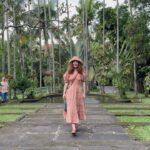 Akasya Asıltürkmen Instagram - Anlık bir kararla geldim Bali ellerine. Duvarımdaki resim çağırdı önce. Sonra bir kadim dosta haber ettim. Onu nirengi noktası belirledim ve basıp gittim Ubud beldesine. Tıpkı o resimdeki gibi canlı, neşeli, inançlı güzel insanların arasında buldum kendimi. Ne iyi geldin yahu şöyle bir devirde! Karıncayı bile incitmeyen ellerinden öperim mama Bali! 🐲🐲🐲🐉🐉🐉 İznin olursa daha çok görüşeceğiz seninle. #bali #ubud #travel #akasyatips #dump