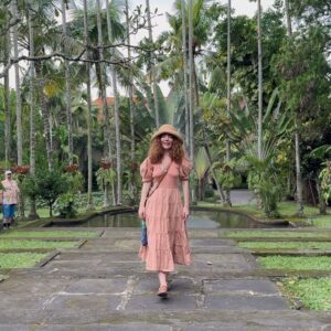 Akasya Asıltürkmen Instagram - Anlık bir kararla geldim Bali ellerine. Duvarımdaki resim çağırdı önce. Sonra bir kadim dosta haber ettim. Onu nirengi noktası belirledim ve basıp gittim Ubud beldesine. Tıpkı o resimdeki gibi canlı, neşeli, inançlı güzel insanların arasında buldum kendimi. Ne iyi geldin yahu şöyle bir devirde! Karıncayı bile incitmeyen ellerinden öperim mama Bali! 🐲🐲🐲🐉🐉🐉 İznin olursa daha çok görüşeceğiz seninle. 

#bali #ubud #travel #akasyatips #dump