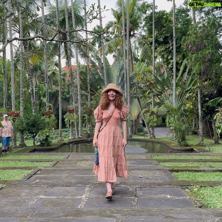 Akasya Asıltürkmen - 2.1K Likes - Anlık bir kararla geldim Bali ellerine. Duvarımdaki resim çağırdı önce. Sonra bir kadim dosta haber ettim. Onu nirengi noktası belirledim ve basıp gittim Ubud beldesine. Tıpkı o resimdeki gibi canlı, neşeli, inançlı güzel insanların arasında buldum kendimi. Ne iyi geldin yahu şöyle bir devirde! Karıncayı bile incitmeyen ellerinden öperim mama Bali! 🐲🐲🐲🐉🐉🐉 İznin olursa daha çok görüşeceğiz seninle.
#bali #ubud #travel #akasyatips #dump