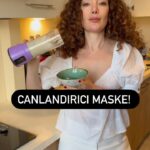 Akasya Asıltürkmen Instagram - Yoğurtlu, ballı, salatalıklı ve yulaflı bir maske cildi nemlendirir, besler ve yumuşatır. Aynı zamanda cilt tonunu dengelemeye ve sakinleştirmeye yardımcı olabilir. Sakinleşmiş bir cilt parlayacaktır. 1 çorba kaşığı yoğurt 2 çorba kaşığı yulaf ezmesi 1 küçük salatalık 1 bir tatlı kaşığı bal