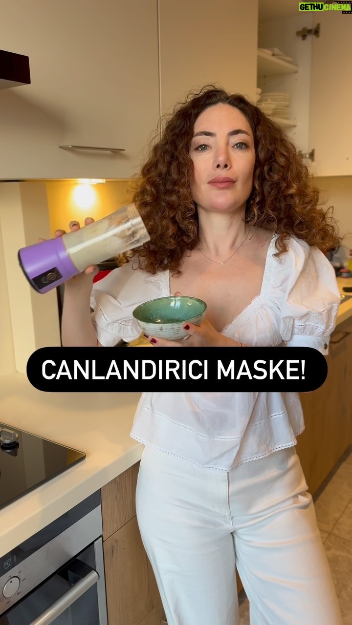 Akasya Asıltürkmen - 2K Likes - Yoğurtlu, ballı, salatalıklı ve yulaflı bir maske cildi nemlendirir, besler ve yumuşatır. Aynı zamanda cilt tonunu dengelemeye ve sakinleştirmeye yardımcı olabilir. Sakinleşmiş bir cilt parlayacaktır.
1 çorba kaşığı yoğurt
2 çorba kaşığı yulaf ezmesi
1 küçük salatalık
1 bir tatlı kaşığı bal