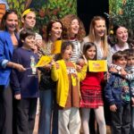 Akasya Asıltürkmen Instagram - 💛💛💛Mutluluk denince akla gelen Eti’nin mutlu bir haberini paylaşmak istiyorum. 24 yıldır çocuklara ücretsiz tiyatro imkânı sunan Eti Çocuk Tiyatrosu’nun yeni özgün oyunu “Bir Bilmecem Var Çocuklar”ın ilk gösterimini izlemek için Eskişehir’deyiz! Ne müthiş şey çocuklarla birlikte olmak. ❤️❤️❤️Eti Çocuk Tiyatrosu Türkiye’nin her yerinde çocukları fırsat eşitliği içerisinde tiyatro ile buluşturuyor. 💛💛💛Oyunda çocuklar keşif ve yaratıcılık dolu bir yolculuğa çıkarılıyor. İnternetin doğru kullanılmasına dair çocuklara önemli mesajlar veriliyor. Bir Bilmecem Var Çocuklar oyununda, günümüzde çocuklar arasında sıkça rastlanan akran zorbalığı konusuna da yer veriliyor. Bu konunun bir tiyatro oyununda ele alınarak çocuklara pozitif olmanın değerinin anlatılması çok değerli. ❤️❤️❤️Bir Bilmecem Var Çocuklar oyunu, Türkiye’nin dört bir yanında seyircisiyle buluşacakmış. Ben ilk gösterimini Eskişehir’de izledim. Çocuklarınızla birlikte güzel bir aktivite yapmak istiyorsanız şehrinizde ne zaman olduğunu öğrenmek için etietieti.com adresine ve Eti Çocuk Tiyatrosu’nun sosyal medya hesaplarına bakabilirsiniz! #EtiÇocukTiyatrosu #BirBilmecemVarÇocuklar @eticocuktiyatrosu @mutlulukdeninceakla #davet #tiyatro #işbirliği