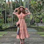Akasya Asıltürkmen Instagram - Anlık bir kararla geldim Bali ellerine. Duvarımdaki resim çağırdı önce. Sonra bir kadim dosta haber ettim. Onu nirengi noktası belirledim ve basıp gittim Ubud beldesine. Tıpkı o resimdeki gibi canlı, neşeli, inançlı güzel insanların arasında buldum kendimi. Ne iyi geldin yahu şöyle bir devirde! Karıncayı bile incitmeyen ellerinden öperim mama Bali! 🐲🐲🐲🐉🐉🐉 İznin olursa daha çok görüşeceğiz seninle. #bali #ubud #travel #akasyatips #dump