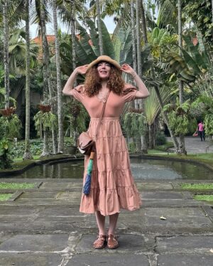 Akasya Asıltürkmen Instagram - Anlık bir kararla geldim Bali ellerine. Duvarımdaki resim çağırdı önce. Sonra bir kadim dosta haber ettim. Onu nirengi noktası belirledim ve basıp gittim Ubud beldesine. Tıpkı o resimdeki gibi canlı, neşeli, inançlı güzel insanların arasında buldum kendimi. Ne iyi geldin yahu şöyle bir devirde! Karıncayı bile incitmeyen ellerinden öperim mama Bali! 🐲🐲🐲🐉🐉🐉 İznin olursa daha çok görüşeceğiz seninle. 

#bali #ubud #travel #akasyatips #dump