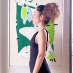Akasya Asıltürkmen Instagram - Hafif destekleyici egzersizler doğru omurga hizalanmasını sağlamak, daha iyi duruşu teşvik etmek içindir. Bu egzersizleri düzenli bir rutine dahil ederek, genel duruşu geliştirebilir, vücut hizasını geliştirebilir ve kambur duruşunun düzelmesini sağlayabilirsiniz. #esneklik #esneme #kişiselbakım #sağlıkvegüzellik #wellness #duruş #duruşdüzeltme #kifoz #kamburluk #hareketlilik #esneklik #hizalanma #kişiselbakım #