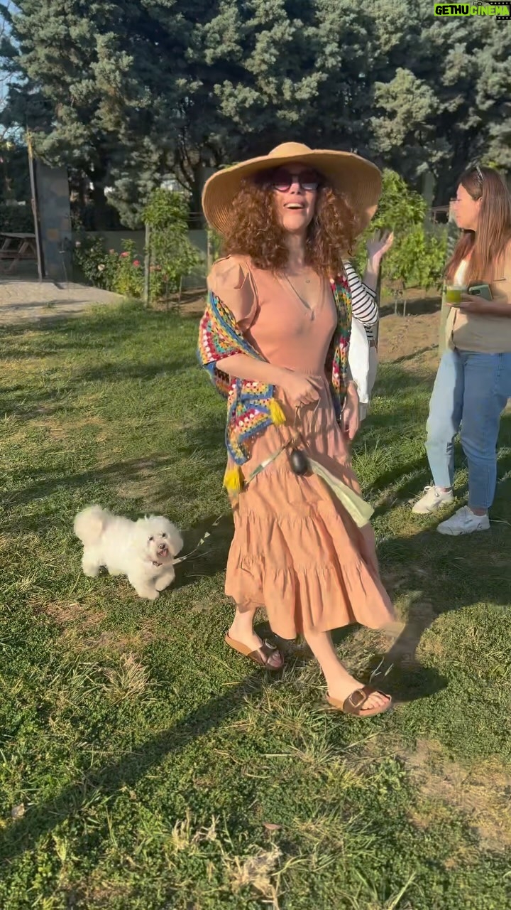 Akasya Asıltürkmen Instagram - Edip Cansever’in en sevdiğim “Aşklar İçinde” şiirinin sonu yakıştı bu güzel bağ akşamına. Aynı frekansta titreştiğimiz muazzam insanlarla birlikte hepliğimizi ve tekliğimizi kutladık. Sonsuz teşekkür @grandmaswonderland 💛💛💛💛💛 Tekrar görünşünceye kadar kendinize iyi bakın 🪻🪻🪻🪻🪻🪻🪻🪻🪻 #tatil #davet #tanıtım