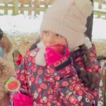 Akasya Asıltürkmen Instagram - Abant kamp sorularına toplu cevap! 🍎🍎🍎 Sömestir için harika bir seçenekti kampa gitmek. Biz de @kucukfilozoflarkampta ’yı tercih ettik bu sefer. Abant’taki Masal Diyarı Kampı güzel bir tercih oldu. Kara doyduk. Hem çocuklar, hem de yetişkinler için dolu dolu bir program hazırlamışlar. Ekip çok tatlı ve profesyoneldi. Bir sonraki kampı iple çekiyoruz. #Çocuk #çocukgelişimi #cocuketkinlik #sömestretkinlikleri #tatil #reels #abant #kamp