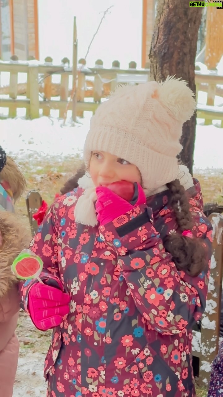 Akasya Asıltürkmen Instagram - Abant kamp sorularına toplu cevap! 🍎🍎🍎 Sömestir için harika bir seçenekti kampa gitmek. Biz de @kucukfilozoflarkampta ’yı tercih ettik bu sefer. Abant’taki Masal Diyarı Kampı güzel bir tercih oldu. Kara doyduk. Hem çocuklar, hem de yetişkinler için dolu dolu bir program hazırlamışlar. Ekip çok tatlı ve profesyoneldi. Bir sonraki kampı iple çekiyoruz. #Çocuk #çocukgelişimi #cocuketkinlik #sömestretkinlikleri #tatil #reels #abant #kamp