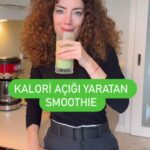 Akasya Asıltürkmen Instagram - 🥒🥒🥒🥒Yoğurt, yeşil elma, roka ve salatalık smoothie, sağlıklı bir atıştırmalık veya hafif bir öğün olarak tüketildiğinde, kilo vermeye yardımcı olabilir. 🍏🍏🍏🍏Düşük kalorili ve lif açısından zengin içeriği sindirimi destekler, tokluk hissini artırır ve atıştırmalık ihtiyacını azaltabilir. 🥬🥬🥬🥬Ancak, tek başına bu smoothie kilo vermenize yardımcı olmayabilir. Dengeli bir diyet ve aktif bir yaşam tarzıyla birlikte tüketildiğinde kilo vermeye katkıda bulunabilir. #fittarif #smoothie #sağlık #zayıflıyorum #sağlıklıyaşam #akasyatips