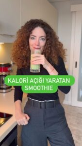 Akasya Asıltürkmen Instagram - 🥒🥒🥒🥒Yoğurt, yeşil elma, roka ve salatalık smoothie, sağlıklı bir atıştırmalık veya hafif bir öğün olarak tüketildiğinde, kilo vermeye yardımcı olabilir. 🍏🍏🍏🍏Düşük kalorili ve lif açısından zengin içeriği sindirimi destekler, tokluk hissini artırır ve atıştırmalık ihtiyacını azaltabilir. 🥬🥬🥬🥬Ancak, tek başına bu smoothie kilo vermenize yardımcı olmayabilir. Dengeli bir diyet ve aktif bir yaşam tarzıyla birlikte tüketildiğinde kilo vermeye katkıda bulunabilir. #fittarif #smoothie #sağlık #zayıflıyorum #sağlıklıyaşam #akasyatips