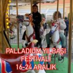 Akasya Asıltürkmen Instagram - 16-24 Aralık tarihleri arasında @palladiumatasehir ’de #palladiumyılbaşıfestivali var! Birbirinden zevkli atölyeler, çocuklar için etkinlik ve eğlenceler, atlıkarınca, buz pateni pisti ve daha neler neler. Akşam konser programını da mutlaka inceleyin. Bence bu festival kaçmaz!!! 🎄🎅🏻🎄🎄🧑‍🎄🎅🏻🎠🎠