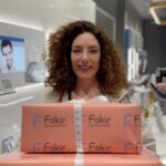 Akasya Asıltürkmen Instagram - Bu anneler gününde annelerimizi şımartmanın yolu @fakirevaletleri’nden geçiyor! Üstelik anneme aldığım hediye ile kendime de Aroma Gourmet Filtre Kahve Makinesi hediye almış oldum. Nasıl mı? Fakir Hausgerate’den yapacağınız belirli tutardaki alışverişlerde saç kurutma makinesinden filtre kahve makinesine çeşit çeşit hediye fırsatları sunuyor. Siz de kampanyadan yararlanmak için hemen Fakir Shop mağazaları veya fakir.com.tr’yi ziyaret edebilirsiniz 💫 7.500TL ve üzerindeki alışverişlerinizde Style Pro Saç Kurutma Makinesi, 10.000TL ve üzerine Avanti Ütü, 15.000 TL ve üzerine Pro İntermix El Blender seti, 20.000tL ve üzerinde Aroma Gourmet Kahve Makinesi hediye!💫 #FakirHausgeräte #SeniAnlayanTeknoloji #HemAnneniHemKendiniŞımart #Reklam