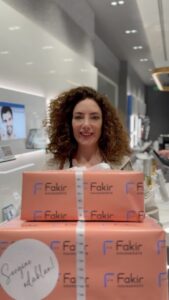 Akasya Asıltürkmen Instagram - Bu anneler gününde annelerimizi şımartmanın yolu @fakirevaletleri’nden geçiyor! Üstelik anneme aldığım hediye ile kendime de Aroma Gourmet Filtre Kahve Makinesi hediye almış oldum. Nasıl mı? Fakir Hausgerate’den yapacağınız belirli tutardaki alışverişlerde saç kurutma makinesinden filtre kahve makinesine çeşit çeşit hediye fırsatları sunuyor. Siz de kampanyadan yararlanmak için hemen Fakir Shop mağazaları veya fakir.com.tr’yi ziyaret edebilirsiniz 💫 7.500TL ve üzerindeki alışverişlerinizde Style Pro Saç Kurutma Makinesi, 10.000TL ve üzerine Avanti Ütü, 15.000 TL ve üzerine Pro İntermix El Blender seti, 20.000tL ve üzerinde Aroma Gourmet Kahve Makinesi hediye!💫 #FakirHausgeräte #SeniAnlayanTeknoloji #HemAnneniHemKendiniŞımart #Reklam