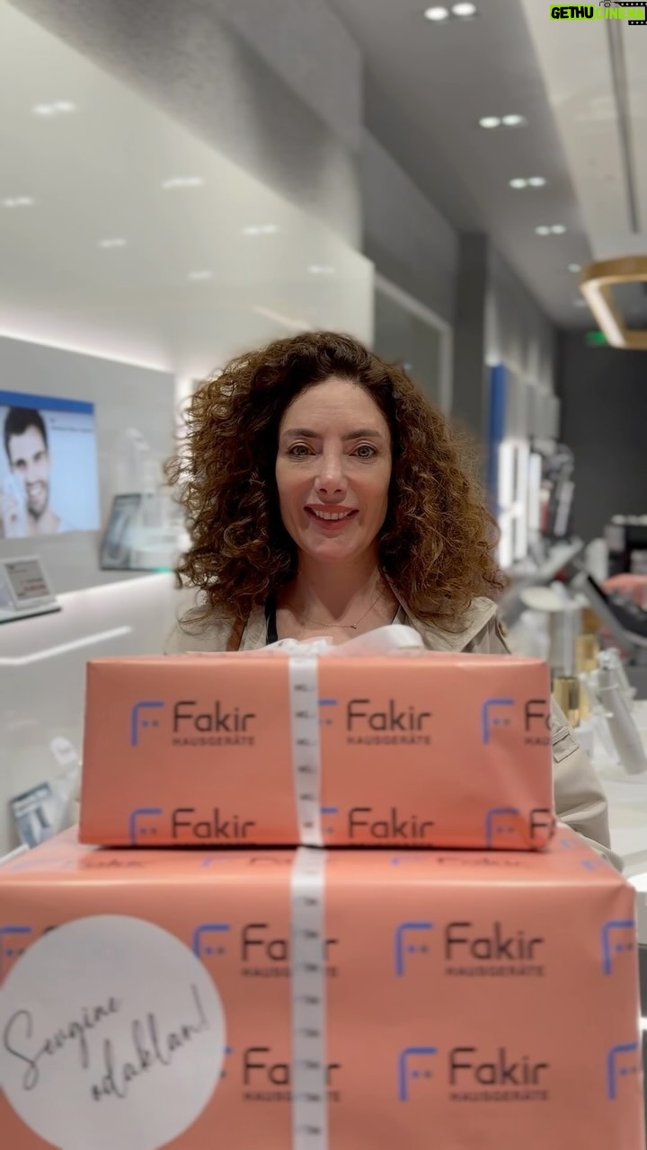 Akasya Asıltürkmen - 2.5K Likes - Bu anneler gününde annelerimizi şımartmanın yolu @fakirevaletleri’nden geçiyor!
Üstelik anneme aldığım hediye ile kendime de Aroma Gourmet Filtre Kahve Makinesi hediye almış oldum. Nasıl mı?
Fakir Hausgerate’den yapacağınız belirli tutardaki alışverişlerde saç kurutma makinesinden filtre kahve makinesine çeşit çeşit hediye fırsatları sunuyor.
Siz de kampanyadan yararlanmak için hemen Fakir Shop mağazaları veya fakir.com.tr’yi ziyaret edebilirsiniz 💫
7.500TL ve üzerindeki alışverişlerinizde Style Pro Saç Kurutma Makinesi,
10.000TL ve üzerine Avanti Ütü,
15.000 TL ve üzerine Pro İntermix El Blender seti,
20.000tL ve üzerinde Aroma Gourmet Kahve Makinesi hediye!💫
#FakirHausgeräte #SeniAnlayanTeknoloji #HemAnneniHemKendiniŞımart #Reklam