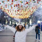 Akasya Asıltürkmen Instagram - Açtık kollarımızı 2024, tam da hayal ettiğimiz gibi gel! 🤍 Antikalıklarımdan biri de yılın son günü yerine ilk gününü kutlamaktır. Benim için alelade geçer Aralık son gecesi. 1 Ocak sabahı için hazırlık gibi görürüm. 1 Ocak olduğu vakit de ritüellerim için yola çıkarım. Sonra dostlarla bir kahvaltı ya da yemek. Şimdi ben her sene olduğu gibi Unkapanı’na. Umarım çok kuyruk yoktur ama kesin vardır. 🥹 Hayallerinizin ötesinde bir yıl olsun. Sağlık, mutluluk ve afiyetle! 🤍 #Kazakistan #almatycity🍎 #yeniyıl #2024