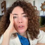 Akasya Asıltürkmen Instagram - Dayak cennetten çıkmamıştır, aşk yanlısı ya da karşıtı değilim, ben sorgularım, denge benim en sevdiğim, en aradığım şey, yaşasın sınırlar, çocuklarımızın bütünlüğünü bozmadan tabii ve nice konularla bu sabah da ton balıklı salata yedim. Gelenler hoş gelmiş, gidenler selametle 😌💙🩵💙🩵💙🩵💙🩵 Bazı markalardan söz etmişim rekoya girer diye #reklam #tanıtım ve bilimum