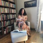 Akasya Asıltürkmen Instagram - Galata’daki ev. Pera orada doğdu. Adını koydum ki hep ismiyle yaşasın. Hiç yadırgamadım, hiç yorulmadım, hiç üzülmedim, hep hazırdım. Sanki sen oradaydın, ben sadece hatırladım. Adını 2005 yılında oturup meyve isimlerini ezberlerken, San Telmo’daki bir parkta buldum aslında. İspanyolca armut demekmiş Pera, ne tatlı! Sonra doğurdum işte onu. 😌😂😂😂 Beyoğlu’nun Pera 🍐🍐🍐 #tbt #galata #pera