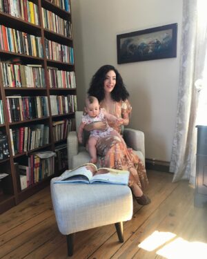 Akasya Asıltürkmen Instagram - Galata’daki ev. Pera orada doğdu. Adını koydum ki hep ismiyle yaşasın. Hiç yadırgamadım, hiç yorulmadım, hiç üzülmedim, hep hazırdım. Sanki sen oradaydın, ben sadece hatırladım. Adını 2005 yılında oturup meyve isimlerini ezberlerken, San Telmo’daki bir parkta buldum aslında. İspanyolca armut demekmiş Pera, ne tatlı!  Sonra doğurdum işte onu. 😌😂😂😂 Beyoğlu’nun Pera 🍐🍐🍐 
  #tbt #galata #pera