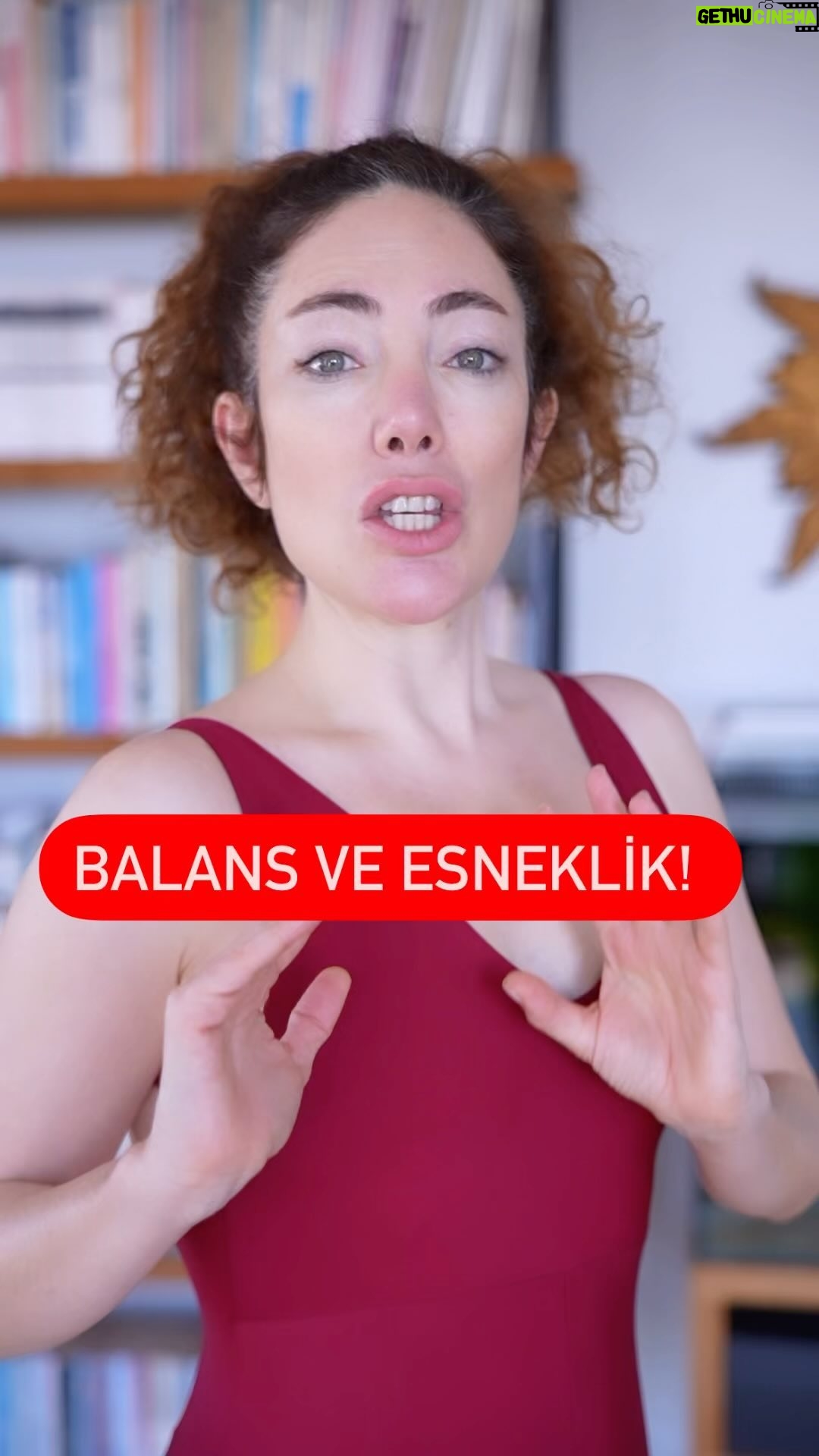 Akasya Asıltürkmen - 1.2K Likes - 🪽🪽🪽Hareket etmeyi birazcık bırakmak nasıl canımıza okuyor bilemezsiniz! Ya da biliyorsunuz çünkü eskiden kolayca yaptığınız şeyleri yapmakta güçlük çekiyorsunuz.
🌼🌼🌼Şu gördüğünüz basit hareketi hafife almayın, zorlansanız bile mutlaka deneyin. Zorlanmayanlar; tekrar sayısını arttırabilirsiniz.
🍎🍎🍎 Kazancınız ne mi olacak? Dengeli bir duruş ve tabii esneklik.
