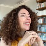 Akasya Asıltürkmen Instagram - Kolajen, ortak velayet, hayat, beslenme, dürüstlük vs. 💛 Ara beni öptüm seni seni bir yayın oldu. 🥹💛💛💛💛 Kahvaltı yapıyorum, ona göre. 🥸😂😂