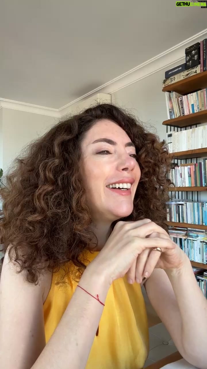 Akasya Asıltürkmen Instagram - Kolajen, ortak velayet, hayat, beslenme, dürüstlük vs. 💛 Ara beni öptüm seni seni bir yayın oldu. 🥹💛💛💛💛 Kahvaltı yapıyorum, ona göre. 🥸😂😂