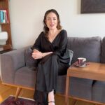 Akasya Asıltürkmen Instagram - 99-100 arası: Size kendine güveniyorsunuz demek az gelir: Daha uygun bir sözcük “kibirli” olacaktır. Elbette kendinize inanmak çok önemlidir ama siz dünyanın geri kalanını hiçe sayıyorsunuz. Unutmayın ki güçlü olmanın en büyük işaretlerinden birisi zayıflıklarımızı kabul etmektir. 81-98 arası: Kendiniz ve yapabileceklerinize güveniyorsunuz ama bu küstahlık olarak görünmüyor. Bu çevrenizdekilere güven veriyor ve bu da sizi nereye giderseniz gidin doğal bir lider konumuna getiriyor. 61-80 arası: Sizin için en iyi tanım “temkinli bir iyimser” olabilir. Daima iyiyi umut ediyor ama en kötü için hazırlıklı bekliyorsunuz. Bu gerçekçi felsefe başkaları uçup gittiğinde sizin ayaklarınızın hala yere sağlam basıyor olmasını sağlıyor. 41-60 arası: Kendinize güveniniz ortalama düzeyde; ne fazla kendini beğenmiş ne de kayıp. Belki de hâlâ ne konuda iyi olduğunuzu keşfetmeye çalışıyorsunuz ya da önünüzde yükselen zorluklara sağlıklı bir saygı duyuyorsunuz. Kendinize inanın, diğerleri örnek alacaktır. 21-40 arası: Kendinizden tamamen şüphe etmiyorsunuz ama önünüzdeki engelleri abartma eğilimindesiniz. Bu eğilimin sorumluluğunu zorluklara yükleyebilirsiniz ama tavrınız çevrenizdekilerin size bakışını etkiliyor. Başkalarının güvenini kazanmak için yapaca- ğınız tek şey o güveni önce kendinize duymanızdır. 1-20 arası: Alçakgönüllü olmak başka bir şey ama sizin kendi değerinizi anlamak üzere biraz daha çalışmanız gerekiyor. Büyük şeyler başarabileceğinize inanmanın kötü bir yanı yoktur ve biraz sıkı çalışmayla yapabilirsiniz de. Sizi geride tutan tek şey sizsiniz. 0 tohum: Kendine güvenin zerresinin olmaması gibi görünen şey aslında mükemmeliyetçi bir gururdur. Siz yanlış olduğunuzun ispatlanmasına, hatta tek bir yanlış yapmaya bile dayanamazsınız, bu nedenle her şeyin sizin zor olduğu numarasına yatarsınız. Eğer bu korkularla yüzleşmeyi öğrenemezseniz dünyayı sizin işe yaramaz biti olduğunuza inandırabilirsiniz ama siz aslında denemeye bile kalkmadığınızı bilirsiniz. Sizi tanımlıyor mu?