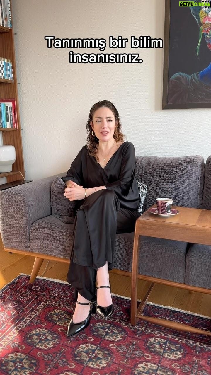 Akasya Asıltürkmen - 1.2K Likes - 99-100 arası:
Size kendine güveniyorsunuz demek az gelir: Daha uygun bir sözcük “kibirli” olacaktır. Elbette kendinize inanmak çok önemlidir ama siz dünyanın geri kalanını hiçe sayıyorsunuz. Unutmayın ki güçlü olmanın en büyük işaretlerinden birisi zayıflıklarımızı kabul etmektir.
81-98 arası:
Kendiniz ve yapabileceklerinize güveniyorsunuz ama bu küstahlık olarak görünmüyor. Bu çevrenizdekilere güven veriyor ve bu da sizi nereye giderseniz gidin doğal bir lider konumuna getiriyor.
61-80 arası:
Sizin için en iyi tanım “temkinli bir iyimser” olabilir. Daima iyiyi umut ediyor ama en kötü için hazırlıklı bekliyorsunuz. Bu gerçekçi felsefe başkaları uçup gittiğinde sizin ayaklarınızın hala yere sağlam basıyor olmasını sağlıyor.
41-60 arası:
Kendinize güveniniz ortalama düzeyde; ne fazla kendini beğenmiş ne de kayıp. Belki de hâlâ ne konuda iyi olduğunuzu keşfetmeye çalışıyorsunuz ya da önünüzde yükselen zorluklara sağlıklı bir saygı duyuyorsunuz. Kendinize inanın, diğerleri örnek alacaktır.
21-40 arası:
Kendinizden tamamen şüphe etmiyorsunuz ama önünüzdeki engelleri abartma eğilimindesiniz. Bu eğilimin sorumluluğunu zorluklara yükleyebilirsiniz ama tavrınız çevrenizdekilerin size bakışını etkiliyor. Başkalarının güvenini kazanmak için yapaca- ğınız tek şey o güveni önce kendinize duymanızdır.
1-20 arası:
Alçakgönüllü olmak başka bir şey ama sizin kendi değerinizi anlamak üzere biraz daha çalışmanız gerekiyor. Büyük şeyler başarabileceğinize inanmanın kötü bir yanı yoktur ve biraz sıkı çalışmayla yapabilirsiniz de. Sizi geride tutan tek şey sizsiniz.
0 tohum:
Kendine güvenin zerresinin olmaması gibi görünen şey aslında mükemmeliyetçi bir gururdur. Siz yanlış olduğunuzun ispatlanmasına, hatta tek bir yanlış yapmaya bile dayanamazsınız, bu nedenle her şeyin sizin zor olduğu numarasına yatarsınız. Eğer bu korkularla yüzleşmeyi öğrenemezseniz dünyayı sizin işe yaramaz biti olduğunuza inandırabilirsiniz ama siz aslında denemeye bile kalkmadığınızı bilirsiniz.
Sizi tanımlıyor mu?