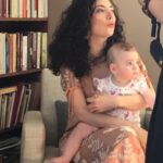 Akasya Asıltürkmen Instagram - Galata’daki ev. Pera orada doğdu. Adını koydum ki hep ismiyle yaşasın. Hiç yadırgamadım, hiç yorulmadım, hiç üzülmedim, hep hazırdım. Sanki sen oradaydın, ben sadece hatırladım. Adını 2005 yılında oturup meyve isimlerini ezberlerken, San Telmo’daki bir parkta buldum aslında. İspanyolca armut demekmiş Pera, ne tatlı! Sonra doğurdum işte onu. 😌😂😂😂 Beyoğlu’nun Pera 🍐🍐🍐 #tbt #galata #pera