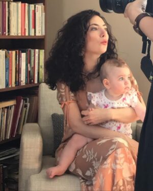 Akasya Asıltürkmen Instagram - Galata’daki ev. Pera orada doğdu. Adını koydum ki hep ismiyle yaşasın. Hiç yadırgamadım, hiç yorulmadım, hiç üzülmedim, hep hazırdım. Sanki sen oradaydın, ben sadece hatırladım. Adını 2005 yılında oturup meyve isimlerini ezberlerken, San Telmo’daki bir parkta buldum aslında. İspanyolca armut demekmiş Pera, ne tatlı!  Sonra doğurdum işte onu. 😌😂😂😂 Beyoğlu’nun Pera 🍐🍐🍐 
  #tbt #galata #pera