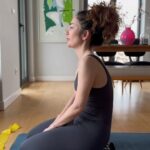 Akasya Asıltürkmen Instagram - Bu hareket sırtınızı güçlendireceği için artık kambur durmak size zor gelecek. Hep uyarılmaktan kurtulacaksınız. Sadece her gün birkaç dakika ayırın yeter! Elbiseyi gösteren ütüdür, güzelliği gösteren postürdür! 🥳🥳🥳 #duruşbozukluğu #kamburluk #postür #egzersiz #akasyatips #reels
