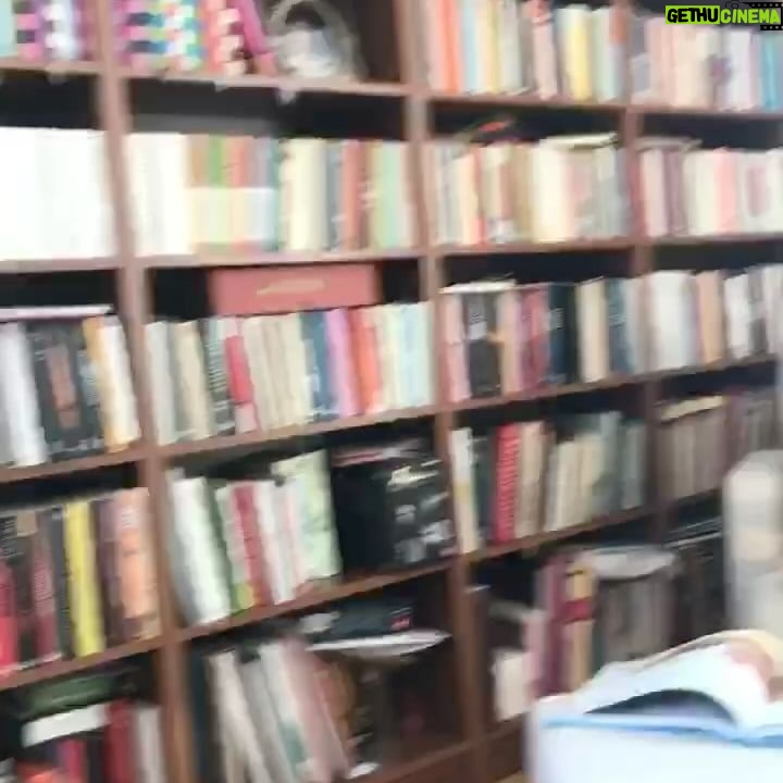 Akasya Asıltürkmen - 6.3K Likes - Galata’daki ev. Pera orada doğdu. Adını koydum ki hep ismiyle yaşasın. Hiç yadırgamadım, hiç yorulmadım, hiç üzülmedim, hep hazırdım. Sanki sen oradaydın, ben sadece hatırladım. Adını 2005 yılında oturup meyve isimlerini ezberlerken, San Telmo’daki bir parkta buldum aslında. İspanyolca armut demekmiş Pera, ne tatlı! Sonra doğurdum işte onu. 😌😂😂😂 Beyoğlu’nun Pera 🍐🍐🍐
#tbt #galata #pera