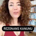 Akasya Asıltürkmen Instagram - Dünkü canlı yayını biraz kesip biçtim. Şapırdatmalar, okurken beklemeler nispeten azaltıldı. Konuları da derledim biraz. Bu yayının temel konusu biraz neysen o olmak yani rezonans kanunu ve ilkeleri şeklinde gelişti. Birazcık ilişkiler ve evlilikten de bahsettim. Enstrümanınızı ustaca ve dilediğiniz gibi çaldığınız bir ömrünüz olsun. Herkese şimdiden teşekkür! ⏰💜