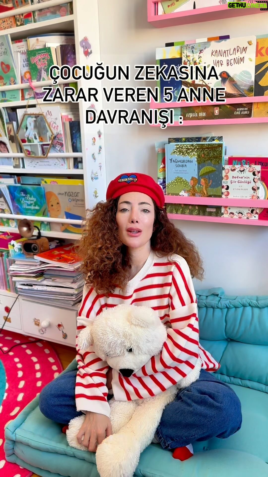 Akasya Asıltürkmen - 4.1K Likes - Örnek aldığım içerikte anne davranışı diye belirtilmiş ama bence ebeveyn davranışı. Çocuklarımıza iyilik yapalım derken geri dönülmez hatalar yapabiliyoruz. Farkınladıkla bunları minimuma indirmek mümkün. Çoğu davranışımız bir önceki jenerasyondan biz farkına bile varmadan iliklerimize kadar işlemiş. Mesela en sinir olduğum şeydir kıyaslanmak, hayatım boyunca anneannem yaptı bunu ama geçen gün ağzımdan çıkarken yakaladım mendebur bir cümleyi, hemen dönüştürdüm.
Biliyorum, bizim çocuklarımız çok daha şanslı. Bilinçli ebeveynler her geçen gün artıyor. Biz de hem içimizdeki çocuğu iyileştiriyor, hem de sağlıklı bir nesil yetiştiriyoruz. 🍎
Kaynak: @fantastikanne
#çocukgelişimi #pedagoji #psikologi #çocuk #anne #baba #ebeveyneğitimi #ebeveyndanışmanlığı #reels #akasyatips