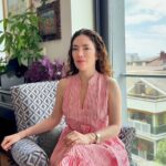 Akasya Asıltürkmen Instagram - Soru: İçinde çikolata olmayan çikolata dolgulu kurabiyeye ne denir? Cevap: Kötü sürpriz! Ve hazır konu beklenmeyenlerden açılmışken bu senaryoda seçtiğiniz cevabın sizin arkadaşlarınız arasındaki rolünüzü yansıttığını duymaktan da şaşkınlık duyabilirsiniz. 1. Hatalı kurabiyeyi dükkana geri götürür yenisini alırsınız: Kalıplanmış düşünceleri olan, acayip olaylar karşısında kendisini asla kaybetmeyen biri olarak beklenmeyen bir şey olduğundan paniğe kapılmayacak kişi olarak güvenilir birisiniz. Ama kumandayı ele alıp yol gösterecek birisi değilsiniz. Siz daha ziyade lider tipleri sağlıklı yargınız ve kurabiyeyi tavsiyelerinizle destekleyecek birisiniz. 2. Kendi kendinize “Olur böyle şeyler” der ve o kurabiyeyi yersiniz: Sürprizlerin sizi dağıtmasına izin vermiyorsunuz ve kaderin dağıttığı kâğıtları kabulleniyorsunuz. Sabrınız ve esnekliğiniz sizi birlikte olunması çok kolay birisi yapıyor ve sizin için arkadaş grubunu bir arada tutan güç denebilir. Çünkü siz asla mızmızlık yapmıyorsunuz ve zaman zaman arka planda kalıyorsunuz. Tıpkı hava gibi, ancak yokluğunuzda fark ediliyorsunuz. 3. Başka bir şey yersiniz: Karar vermekte ve uygulamaktaki hızınızla siz her grupta doğal bir lidersiniz. Olaylar çığırından çıkınca ve bir kişinin dizginleri ele alıp kararları vermesi gerekince hemen kendinizi gösteriyorsunuz. Siz nereye yemeğe gidileceği ya da hangi filmin seyredileceği konusunda hık mık edecek birisi değilsiniz. Kararsızlık sözcüğü sizin lügatinizde yok. Bu kendine güven ve otorite havası sizi konuştuğunuz zaman dinlenilen birisi yapıyor. 4. Boş kurabiyeyi krem çikolatayla ya da reçelle doldurup daha lezzetli hale getirmeye çalışırsınız: Yaratıcı çözümleriniz sizi grubunuzun parlak fikirler üreticisi yapıyor. Herkesin sağduyusu vardır sizde biraz solduyu da var, böylece diğerlerinin sadece sorun gördüğü noktada siz çözümler de görüyorsunuz. Yaratıcı güdüleriniz sizi zaman zaman başkalarının eksantrik dediği biri haline getirse de çevrenizdekiler her ne olursa olsun asla sıkılmayacaklarını bilerek kendilerini güvende hissediyorlar. #kokoloji #kişiselgelişim #farkındalık #akasyatips #pazartesi