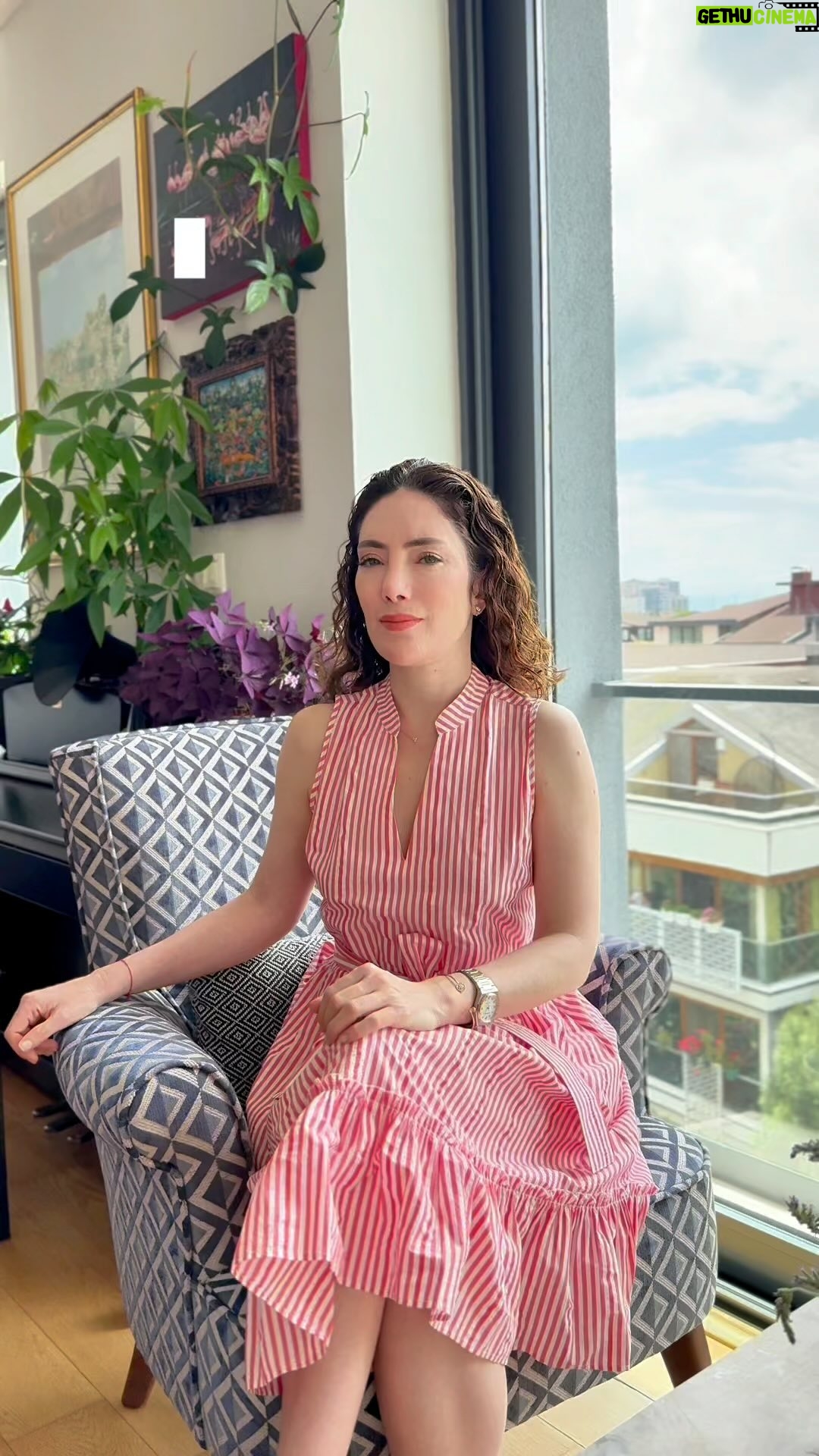Akasya Asıltürkmen - 2.3K Likes - Soru: İçinde çikolata olmayan çikolata dolgulu kurabiyeye ne denir?
Cevap: Kötü sürpriz!
Ve hazır konu beklenmeyenlerden açılmışken bu senaryoda seçtiğiniz cevabın sizin arkadaşlarınız arasındaki rolünüzü yansıttığını duymaktan da şaşkınlık duyabilirsiniz.
1. Hatalı kurabiyeyi dükkana geri götürür yenisini alırsınız:
Kalıplanmış düşünceleri olan, acayip olaylar karşısında kendisini asla kaybetmeyen biri olarak beklenmeyen bir şey olduğundan paniğe kapılmayacak kişi olarak güvenilir birisiniz. Ama kumandayı ele alıp yol gösterecek birisi değilsiniz. Siz daha ziyade lider tipleri sağlıklı yargınız ve kurabiyeyi tavsiyelerinizle destekleyecek birisiniz.
2. Kendi kendinize “Olur böyle şeyler” der ve o kurabiyeyi yersiniz:
Sürprizlerin sizi dağıtmasına izin vermiyorsunuz ve kaderin dağıttığı kâğıtları kabulleniyorsunuz. Sabrınız ve esnekliğiniz sizi birlikte olunması çok kolay birisi yapıyor ve sizin için arkadaş grubunu bir arada tutan güç denebilir. Çünkü siz asla mızmızlık yapmıyorsunuz ve zaman zaman arka planda kalıyorsunuz. Tıpkı hava gibi, ancak yokluğunuzda fark ediliyorsunuz.
3. Başka bir şey yersiniz:
Karar vermekte ve uygulamaktaki hızınızla siz her grupta doğal bir lidersiniz. Olaylar çığırından çıkınca ve bir kişinin dizginleri ele alıp kararları vermesi gerekince hemen kendinizi gösteriyorsunuz. Siz nereye yemeğe gidileceği ya da hangi filmin seyredileceği konusunda hık mık edecek birisi değilsiniz. Kararsızlık sözcüğü sizin lügatinizde yok. Bu kendine güven ve otorite havası sizi konuştuğunuz zaman dinlenilen birisi yapıyor.
4. Boş kurabiyeyi krem çikolatayla ya da reçelle doldurup daha lezzetli hale getirmeye çalışırsınız:
Yaratıcı çözümleriniz sizi grubunuzun parlak fikirler üreticisi yapıyor. Herkesin sağduyusu vardır sizde biraz solduyu da var, böylece diğerlerinin sadece sorun gördüğü noktada siz çözümler de görüyorsunuz. Yaratıcı güdüleriniz sizi zaman zaman başkalarının eksantrik dediği biri haline getirse de çevrenizdekiler her ne olursa olsun asla sıkılmayacaklarını bilerek kendilerini güvende hissediyorlar.
#kokoloji #kişiselgelişim #farkındalık #akasyatips #pazartesi