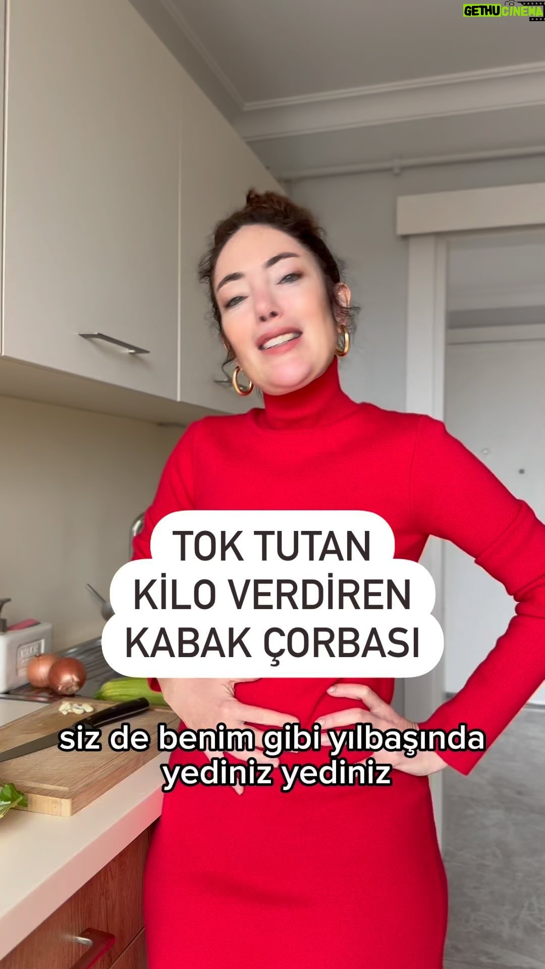 Akasya Asıltürkmen - 1.5K Likes - Kabak çorbası tarifi
➢ 2 adet kabak
➢ 2 soğan
➢ 2 domates
➢ 2 yemek kaşığı bulgur
➢ 1 demet nane
➢ 1 demet maydanoz
➢ 1 demet dereotu
➢ Kuru nane
➢ Pulbiber
➢ Kimyon
➢ Sarımsak
➢ Az tuz
➢ 5-6 bardak su
NOT: Tüm malzemeler doğranacak.kaynar suya atılacak blenderdan geçirilecek. Tarif için @eatcleanturkey ’e çok teşekkür!
#diyet #zayıflıyorum #fit #reels #keşfet #çorbatarifleri