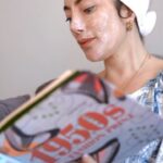 Akasya Asıltürkmen Instagram - Leke açıcı kremlere dünyanın parasını vermeye son! Evde kolayca hazırlayacağınız bu maske cilt lekelerini açacak ve yüzünüze ışıltı verecek. 🤍🤍🤍 1 tatlı kaşığı yoğurt, 3 damla limon suyu, 1 çay kaşığı karbonat ve 1 çay kaşığı sizma zeytinyağını karıştırın. Bu karışımı göz ve dudak bölgeniz hariç tüm yüzünüze sürün. Kuruduktan sonra yüzünüzü yıkayın. 2-3 hafta kadar haftada 2-3 kez uygulayabilirsiniz. Ama aylarca değil, bir süre. Sonra ara verin. Cildiniz zarar görmesin. ✨👌🏻🤍 #lekeaçıcı #evdemaske #güzellik #ciltbakımı #akasyatips #reels