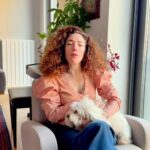 Akasya Asıltürkmen Instagram - Klinik ve türevi yerler, hastalık ve iyileşme mekânıdır. Kendinizi bu senaryoda hayal ederek kendi psikolojinizin zayıf ya da bakıma muhtaç noktalarına dokundunuz. 1-Oğlan çocuğunun tepkisi başkaları hatalarınızı fark ettiğinde ya da sizi eleştirdiğinde sizin vereceğiniz tepkiye eştir. Sizi duymuyormus gibi mi yaptı, durup özür mü diledi, yoksa şımarık bir velet gibi dilini mi çıkardı? Şimdi başkalarının neler hissettiğini biliyorsunuz. 2-Muayene masasında hasta olarak hayal ettiğiniz kişi zor bir durumda asla güvenemeyeceğinizi düşündüğünüz birisidir. Sizden daha hasta görünen biri size zaten nasıl yardımcı olabilir ki? 3- Doktorun yardımcısı kaderinizi tayin edecek güce sahip birisini temsil eder. Yardımcının benzediğini düşündüğünüz kişi sizin her zaman ya saygıdan ya da korkudan güvendiğiniz birisidir. Bir gün ne kadar güçlü hale gelirseniz gelin bu kişi sizin zihninizde her zaman sizden üstün bir konumda olacaktır. Bu gücün kaynağı o kişinin size “pantolonunuzu indirin, eğilin ve öksürün” deme yetkisinden de kaynaklanıyor olabilir. 4-Doktorun davranışına gösterdiğiniz tepki size kabadayılık edildiğinde ya da sizinle alay edildiğinde vereceğiniz tepkiyi gösterir. Kimisi ortalığın sakinleşmesini bekler, kimisi bir açıklama ister ve kimisi de kalkıp kapıdan çıkıp gider. Siz ne yaptınız?